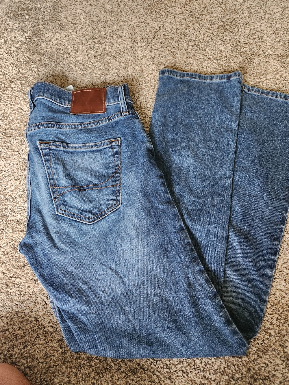 Hollister Men's Slim Straight Jeans in Medium Blue Wash